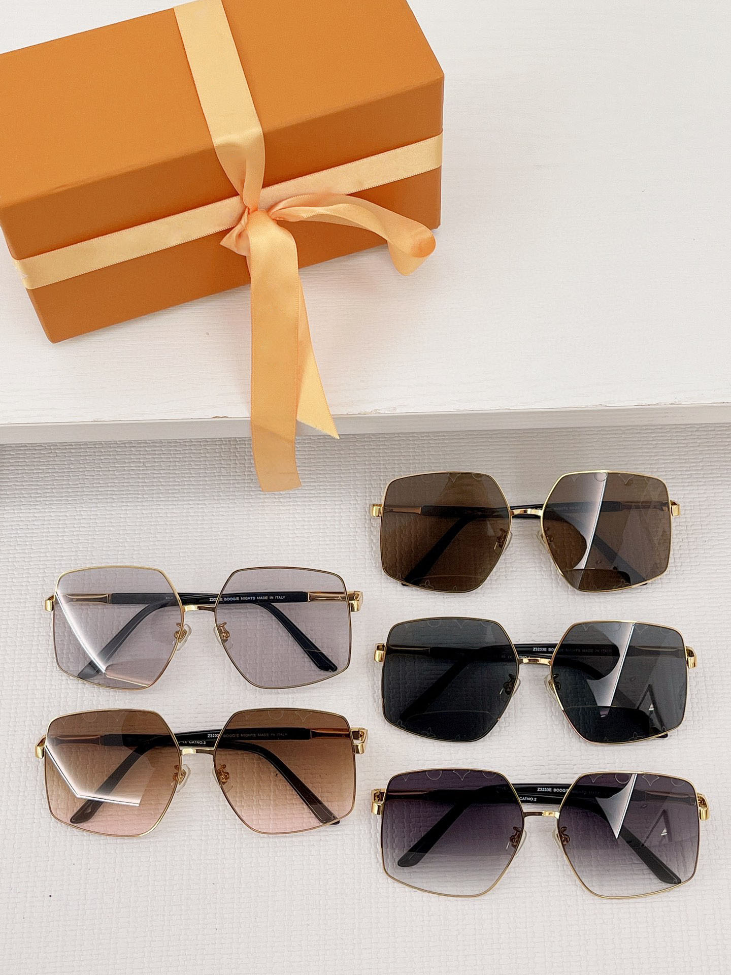 Men Sunglasses For Women Latest Selling Fashion Sun Glasses Mens Sunglass Gafas De Sol Glass UV400 Lens With Random Matching Box 3233
Men Sunglasses For Women Latest Selling Fashion Sun Glasses Mens Sunglass Gafas De Sol Glass UV400 Lens With Random Matching Box 3233