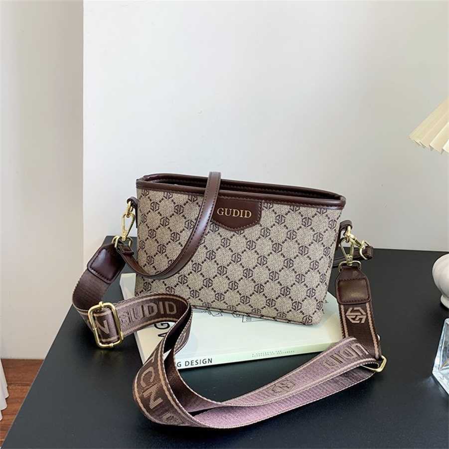 Messenger Bags Versatile ins casual square women's large capacity sling single shoulder underarm for small people retro messenger bag, Light brown
Messenger Bags Versatile ins casual square women's large capacity sling single shoulder underarm for small people retro messenger bag, Light brown