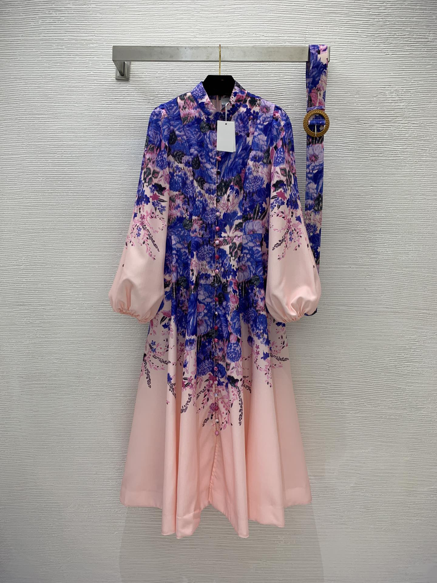 2023 Spring Lavender Floral Print Waist Belted Dress Long Sleeve Stand Collar Buttons Single-Breasted Casual Dresses Brand Same Style Designer ZW2O2872
2023 Spring Lavender Floral Print Waist Belted Dress Long Sleeve Stand Collar Buttons Single-Breasted Casual Dresses Brand Same Style Designer ZW2O2872