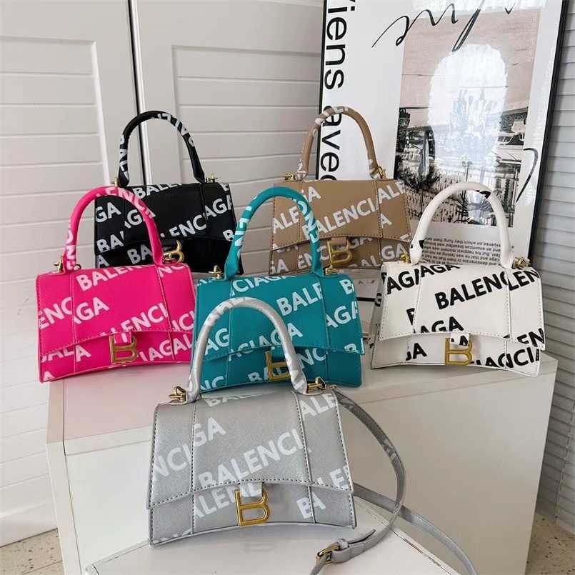 2023 European and American letters contrast color hourglass bag cross-body bag women's new style high beauty fashionable and versatile, Black
2023 European and American letters contrast color hourglass bag cross-body bag women's new style high beauty fashionable and versatile, Black