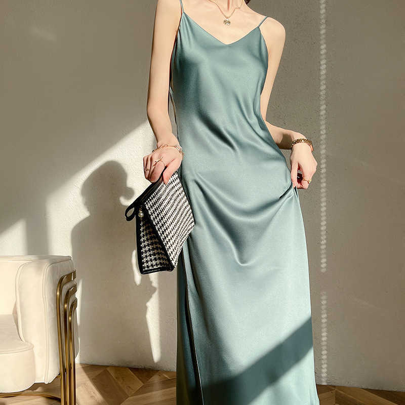 Casual Dresses Women's Long Satin Slip Dress Summer Backless Suspender Skirt Ladies Black Sexy Evening Base Dresses Silky Sleeping Wear Dress L230217
Casual Dresses Women's Long Satin Slip Dress Summer Backless Suspender Skirt Ladies Black Sexy Evening Base Dresses Silky Sleeping Wear Dress L230217