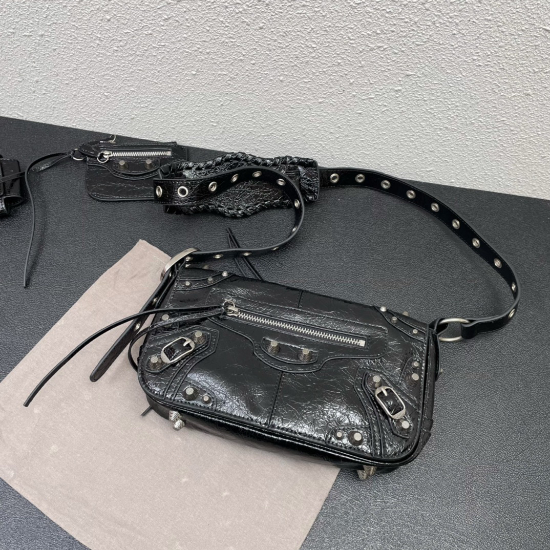 Motorcycle Wax Leather Unisex Crossbody Bag Designer 26cm Street Cool Style Women Men Purses Messenger, Black
Motorcycle Wax Leather Unisex Crossbody Bag Designer 26cm Street Cool Style Women Men Purses Messenger, Black