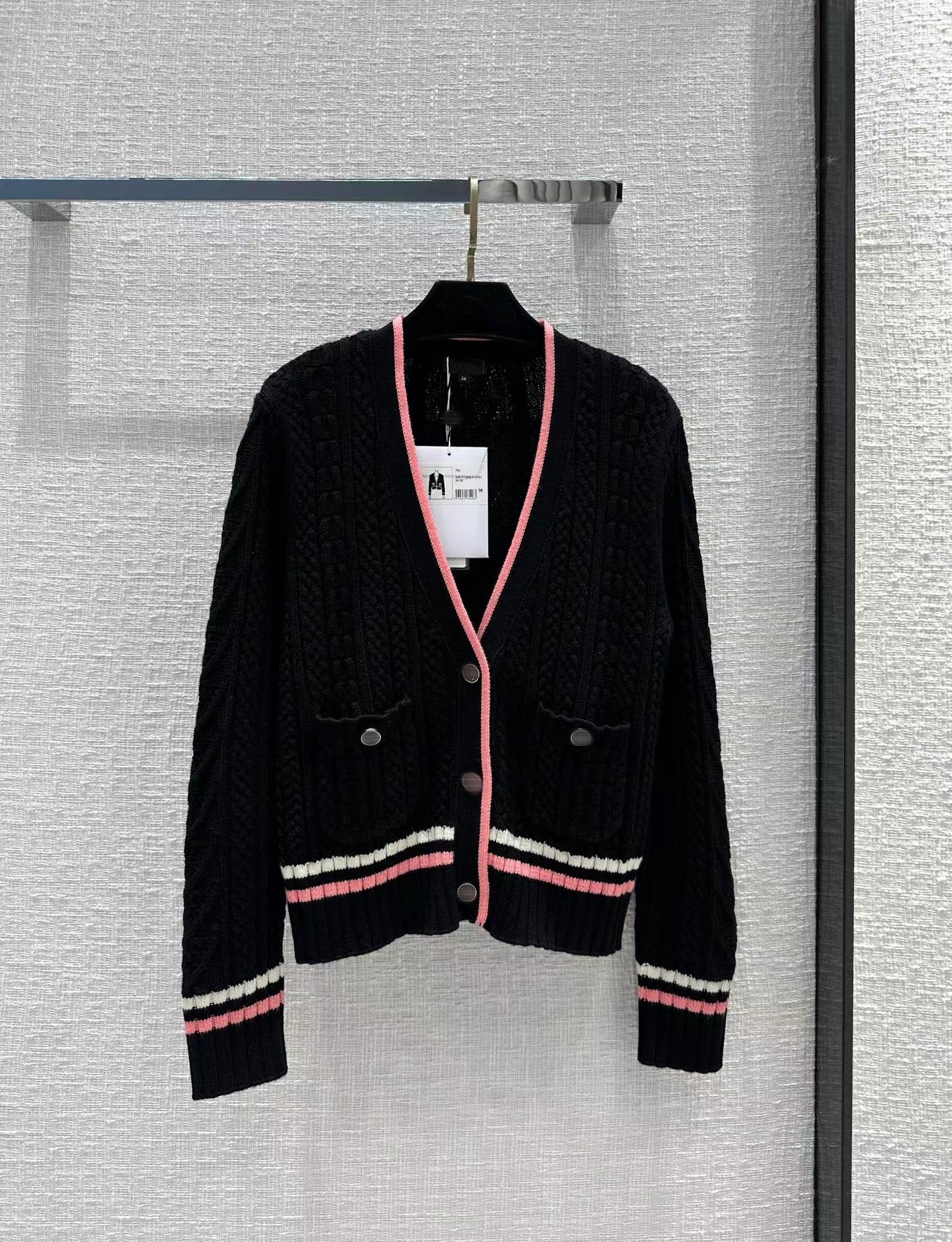 2023 New Spring Summer Milan Runway Sweaters V Neck Long Sleeve Women' Sweater High End Jacquard Designer Sweater 0217-6, Black
2023 New Spring Summer Milan Runway Sweaters V Neck Long Sleeve Women' Sweater High End Jacquard Designer Sweater 0217-6, Black