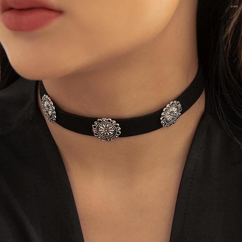 Choker IngeSight.Z Korean Velvet Floral Carved Shaped Necklace For Women Gothic Ethnic Black Clavicle Collar Party
Choker IngeSight.Z Korean Velvet Floral Carved Shaped Necklace For Women Gothic Ethnic Black Clavicle Collar Party