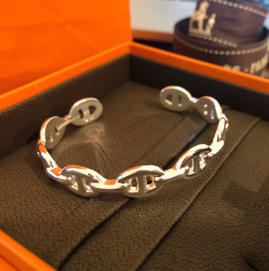 2023 Luxury quality Charm opened bangle bracelet with oval shape hollow design in silver color have box stamp PS3012