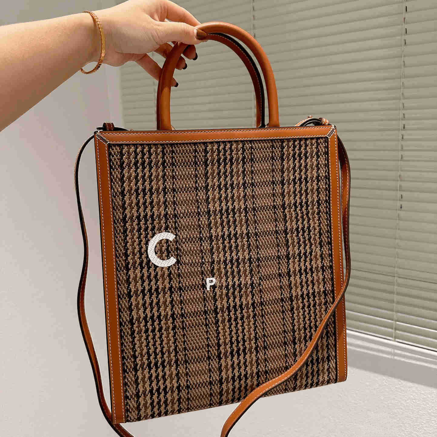 HOT tote bag totes women designer bag Letter luxurys handbag Womens Fashion all-match Classic Street Trend handbags, Cbr01 28x32cm
HOT tote bag totes women designer bag Letter luxurys handbag Womens Fashion all-match Classic Street Trend handbags, Cbr01 28x32cm