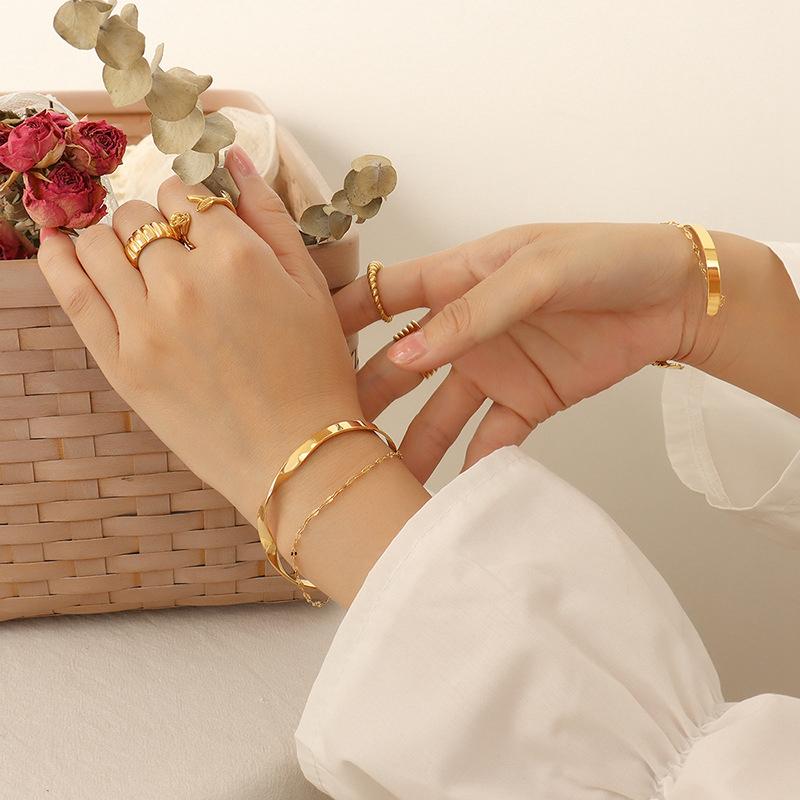 Bangle Titanium Steel Women Fashion Geometric Glossy Opening Bangles For Girls Anniversary Party Jewelry GiftsBangle
Bangle Titanium Steel Women Fashion Geometric Glossy Opening Bangles For Girls Anniversary Party Jewelry GiftsBangle