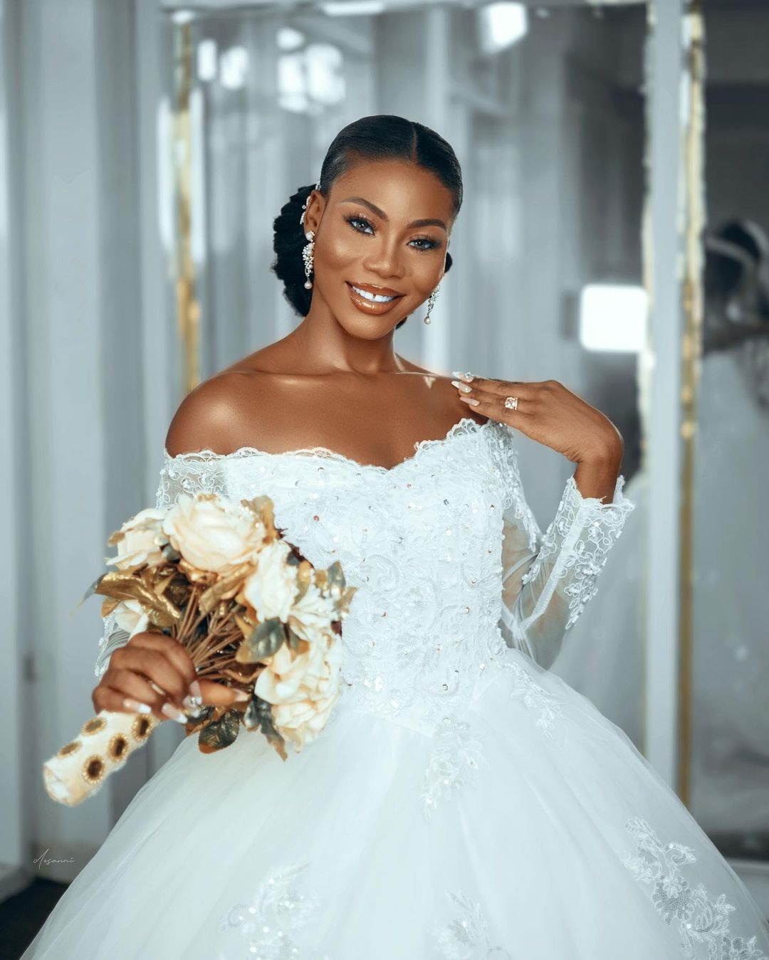 Luxury Ball Gown Wedding Dresses Long Sleeves V Neck Sequins Appliques Beaded 3D Lace Hollow Diamonds Ruffles Bridal Gowns Plus Size Custom Made Vesti