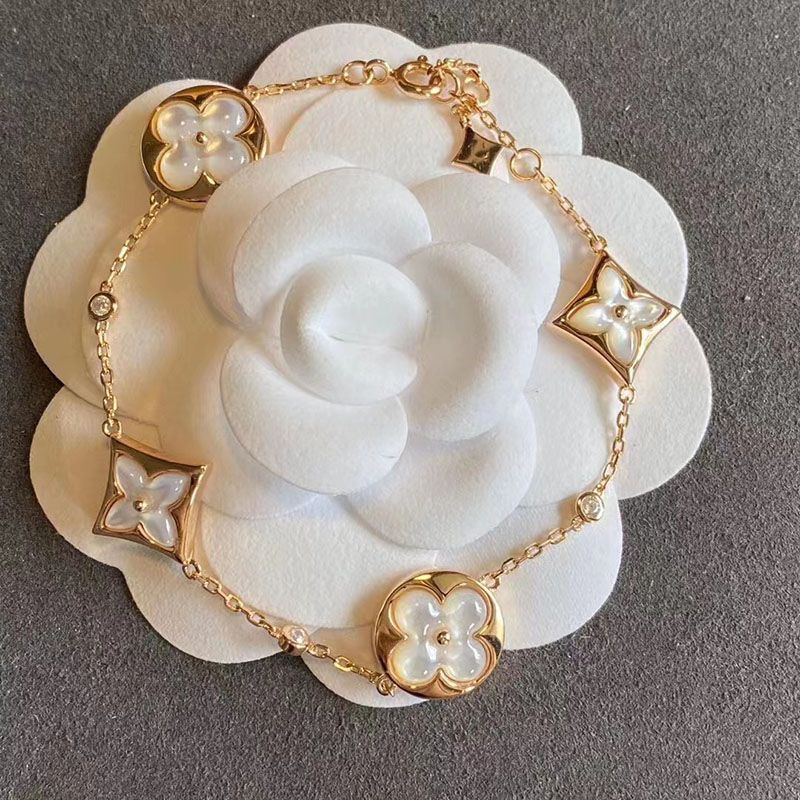 clover designer brand luxury charm bracelets for women mother of pearl 4 leaf flower choker necklace bracelet earrings jewelry gift original box packing
clover designer brand luxury charm bracelets for women mother of pearl 4 leaf flower choker necklace bracelet earrings jewelry gift original box packing