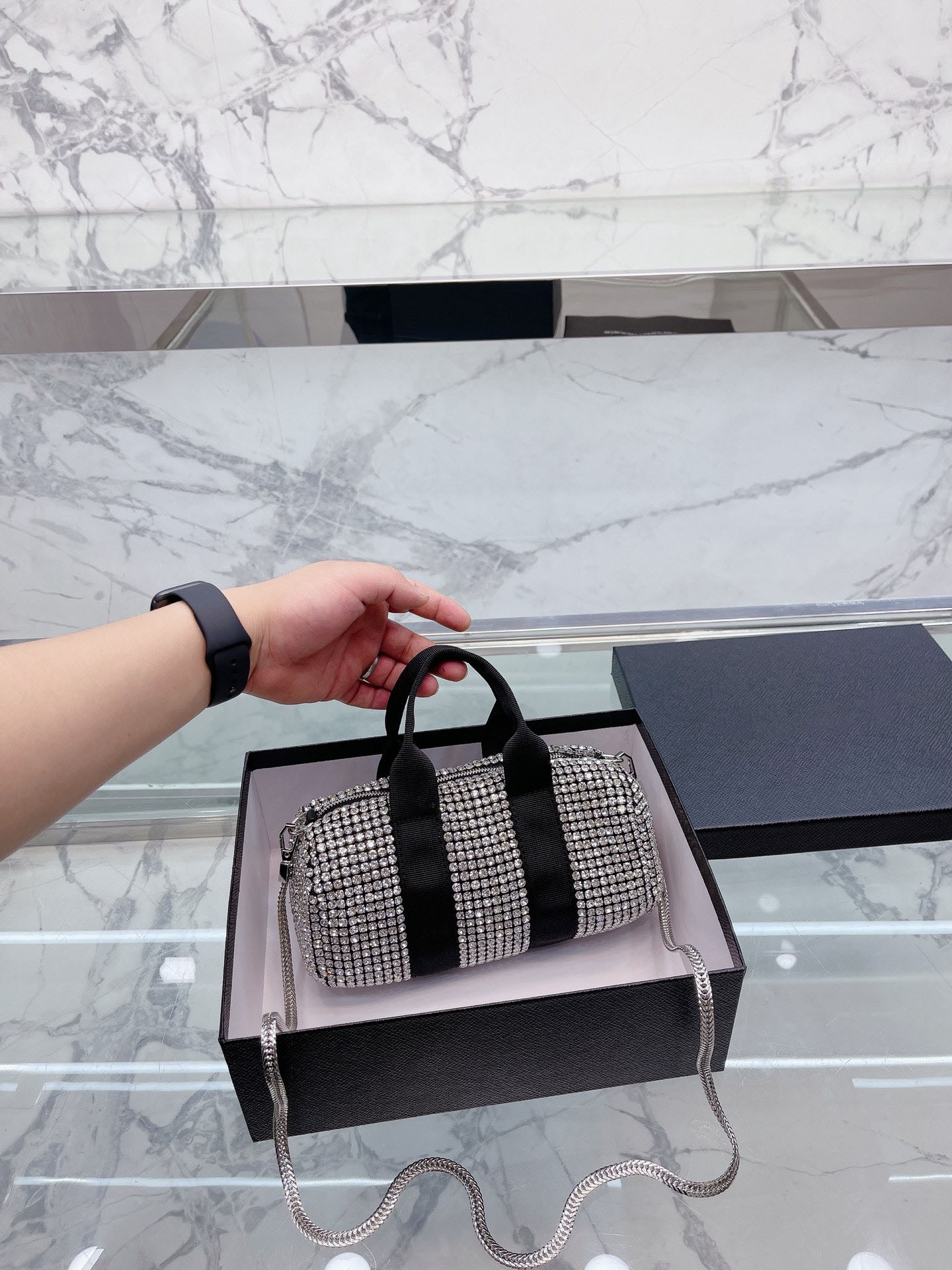 Fashion designer full diamond pillow handbag messenger bag women's shoulder bag handbag women's messenger bag evening handbag leisure bag, Surprise gifts 
Fashion designer full diamond pillow handbag messenger bag women's shoulder bag handbag women's messenger bag evening handbag leisure bag, Surprise gifts