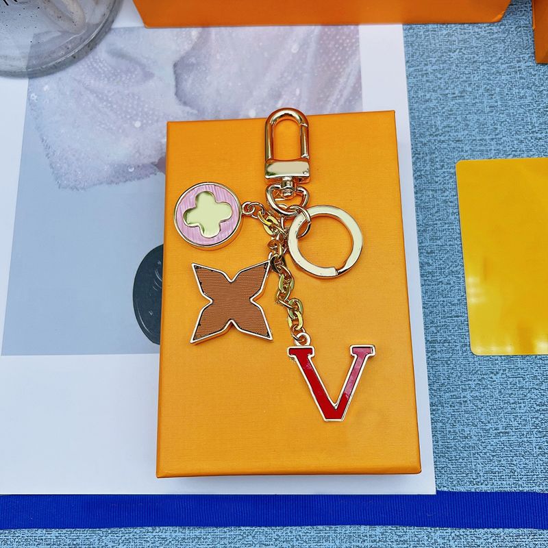 Luxury Designer Colourful Keychain Letter Pendant Silver Key Buckle Detachable Keychains For Mens Womens Fashion Keys New
Luxury Designer Colourful Keychain Letter Pendant Silver Key Buckle Detachable Keychains For Mens Womens Fashion Keys New