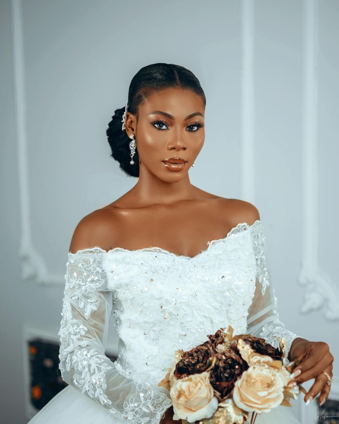 Luxury Ball Gown Wedding Dresses Long Sleeves V Neck Sequins Appliques Beaded 3D Lace Hollow Diamonds Ruffles Bridal Gowns Plus Size Custom Made Vesti