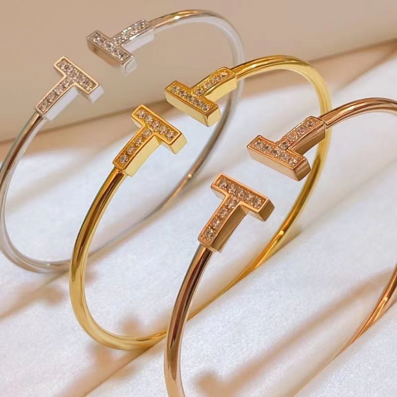 gold bangles women Designer bracelet Women Charm bracelet Trend fashion studded with diamonds high quality bracelets boutique gift jewelry
gold bangles women Designer bracelet Women Charm bracelet Trend fashion studded with diamonds high quality bracelets boutique gift jewelry