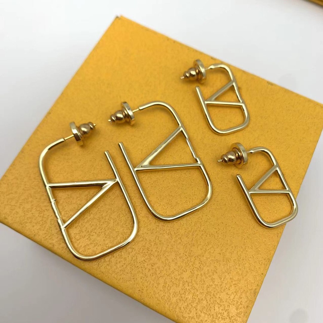 2023 earrings designer women's studs luxury gold heart-shaped pearl crystal double V letter 925s silver jewelry classic high-end
2023 earrings designer women's studs luxury gold heart-shaped pearl crystal double V letter 925s silver jewelry classic high-end