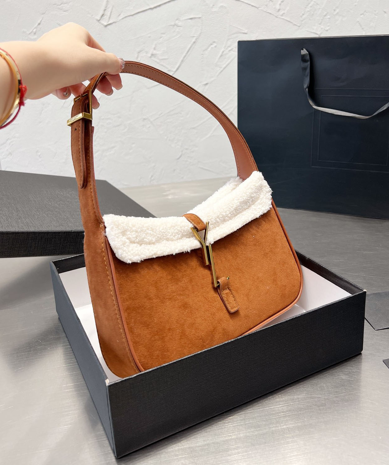 Women Cleo handbags Shoulder Bag Leather plush underarm bag Niche personality Quality Leather Advanced Fashion Lady handbags, #6
Women Cleo handbags Shoulder Bag Leather plush underarm bag Niche personality Quality Leather Advanced Fashion Lady handbags, #6
