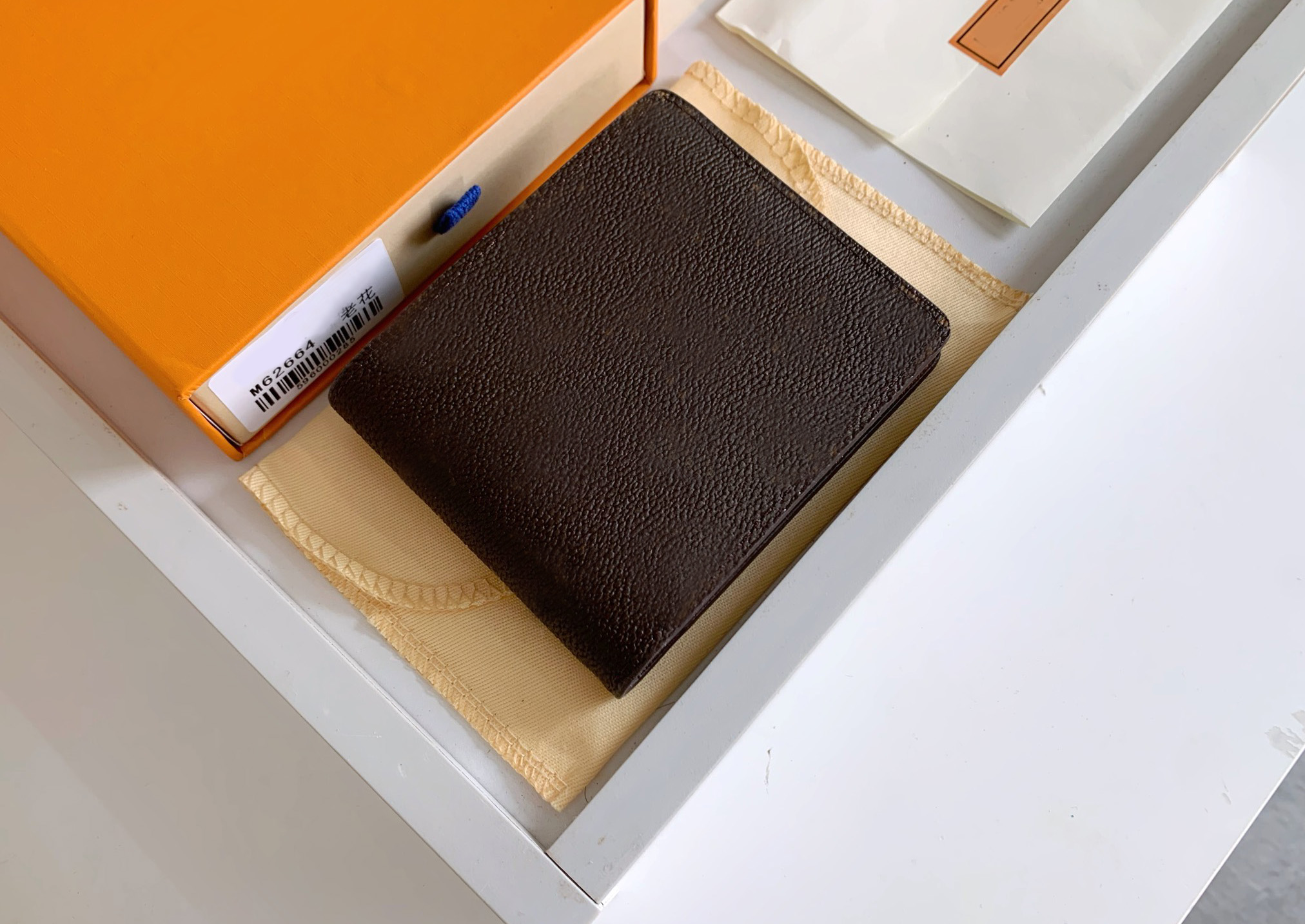 Fashion designer wallets luxury short purse men women clutch bags Highs quality monograms coin purses plaid card holders with original box dust bag #664, 62664#black cross pattern
Fashion designer wallets luxury short purse men women clutch bags Highs quality monograms coin purses plaid card holders with original box dust bag #664, 62664#black cross pattern