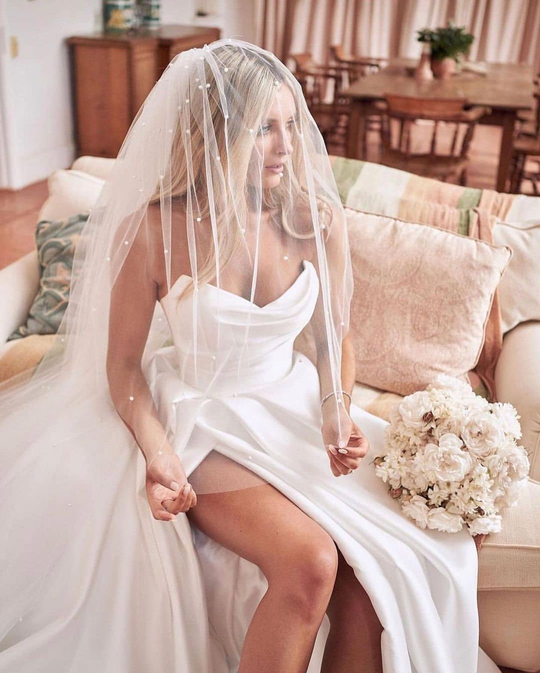 V114 Pearl Veil with Blusher 2 tiers Bridal Veil Cathedral White Ivory Wedding Veil with Pearls Bride Veils Cover Face
V114 Pearl Veil with Blusher 2 tiers Bridal Veil Cathedral White Ivory Wedding Veil with Pearls Bride Veils Cover Face