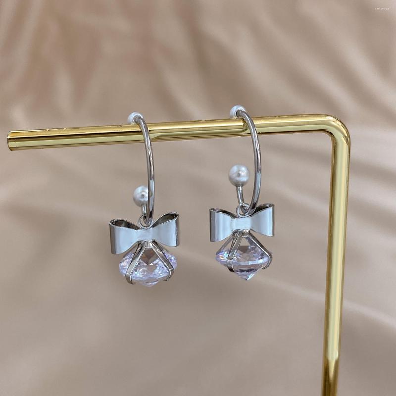 Hoop Earrings DODOHAO Fashion Bow Zircon Crystal Pearl Earrings2023 Temperament Female Simple Earings Korean Jewelry Wholesale
Hoop Earrings DODOHAO Fashion Bow Zircon Crystal Pearl Earrings2023 Temperament Female Simple Earings Korean Jewelry Wholesale