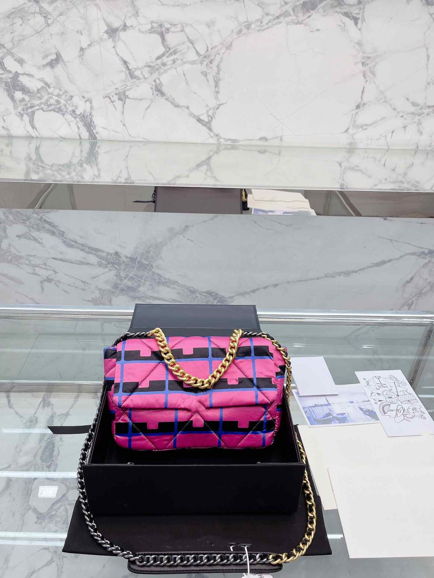 2023 designer Shoulder Bag Totes bags Chain bagss Clutch FlapWomen Luxury Handbags Check Velour Thread Purse Double Letters Solid Hasp Waist Square Stripes, Fuchsia
2023 designer Shoulder Bag Totes bags Chain bagss Clutch FlapWomen Luxury Handbags Check Velour Thread Purse Double Letters Solid Hasp Waist Square Stripes, Fuchsia