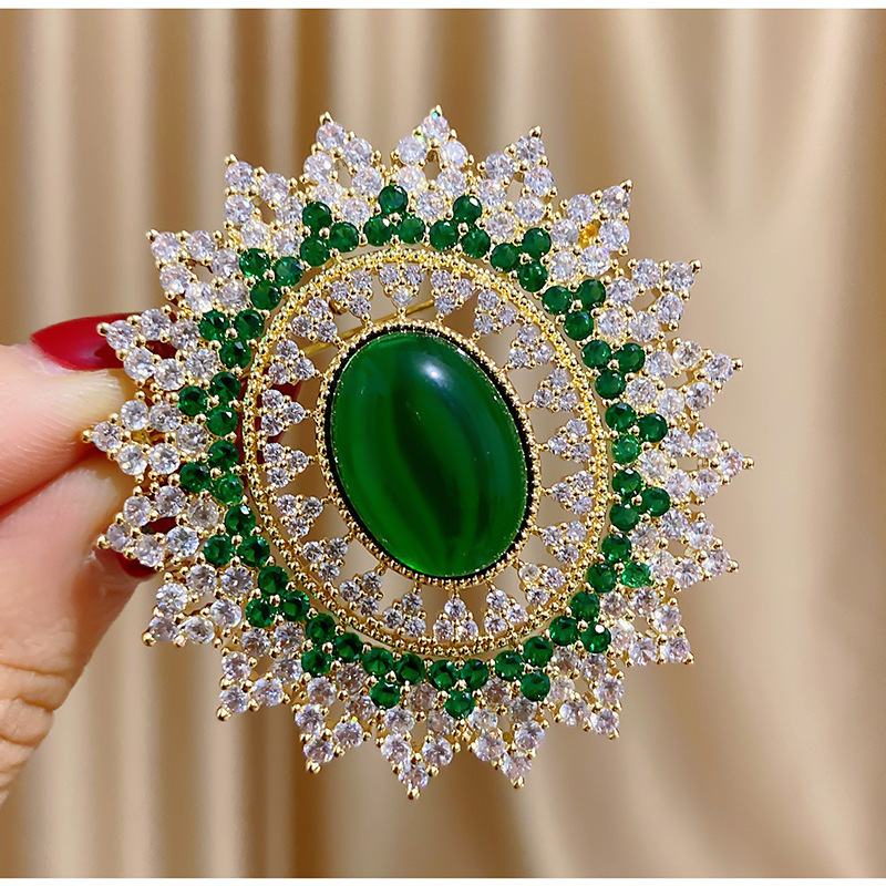 Pins Brooches Luxury Zircon Emerald Highend Atmosphere Female Geometric Oval pins for Woman Coat Accessori 230216
Pins Brooches Luxury Zircon Emerald Highend Atmosphere Female Geometric Oval pins for Woman Coat Accessori 230216