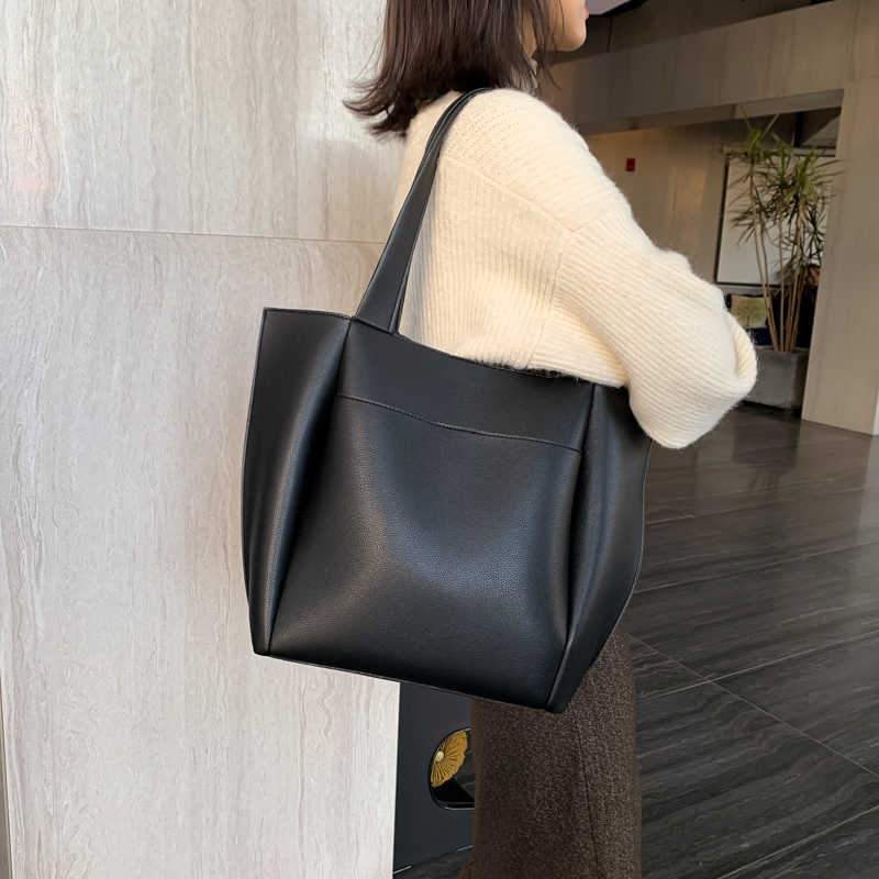 Shoulder Bags High Quality Soft Leather Woman Casual Tote Shopper Solid Color Handbags Large Capacity Single Shoulder Bag with Outer Pocket 230210, Style 1 black
Shoulder Bags High Quality Soft Leather Woman Casual Tote Shopper Solid Color Handbags Large Capacity Single Shoulder Bag with Outer Pocket 230210, Style 1 black