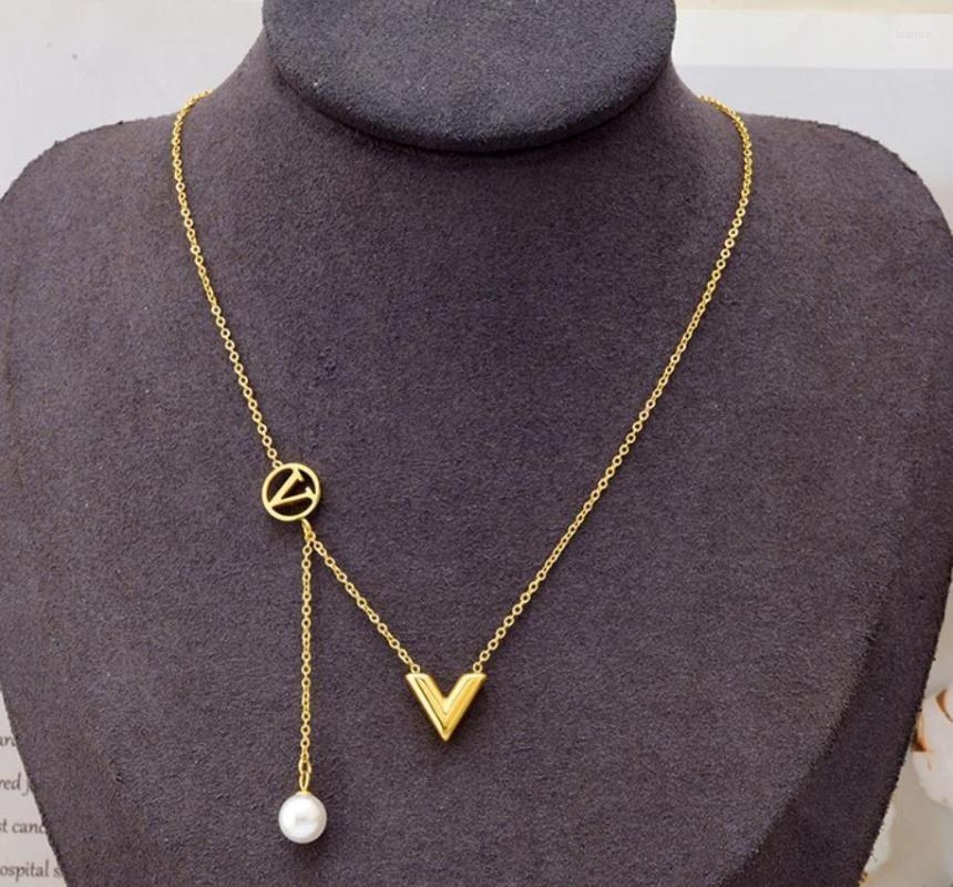 Chains V Letter Pearl Pendant Necklace Bracelet For Women High Qulity Jewelry Gift Anti-fading Party Decoratiom Accessory
Chains V Letter Pearl Pendant Necklace Bracelet For Women High Qulity Jewelry Gift Anti-fading Party Decoratiom Accessory