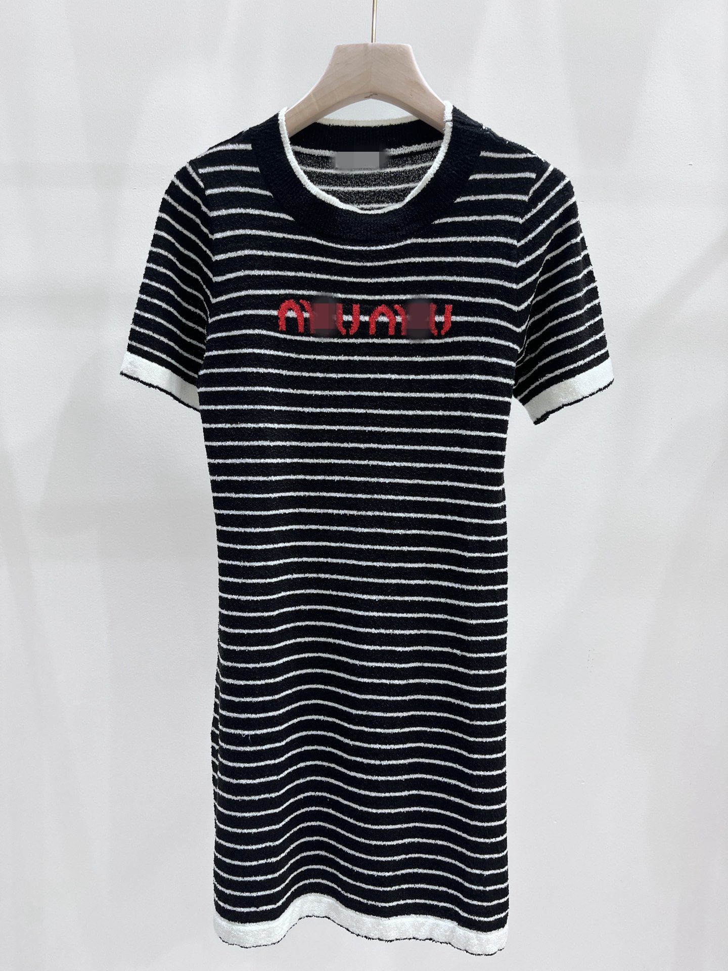2023 Black Striped Letter Print Women' Dresses Brand Same Style Women' Runway Dresses DH25
2023 Black Striped Letter Print Women' Dresses Brand Same Style Women' Runway Dresses DH25