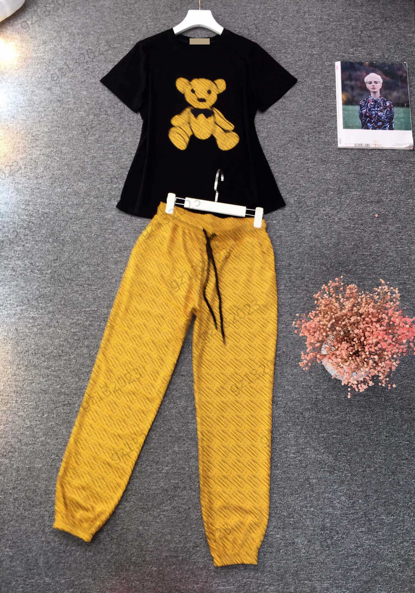 Womens Two Piece Pants Bow Tie Bear Embroidery Crewneck Casual T-shirt Elastic Waist Loose And Comfortable Sweatpants 4 Colors Clothing Designer Women
Womens Two Piece Pants Bow Tie Bear Embroidery Crewneck Casual T-shirt Elastic Waist Loose And Comfortable Sweatpants 4 Colors Clothing Designer Women