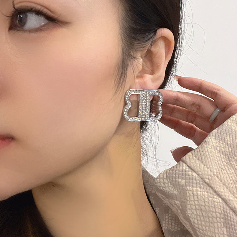 Designer Stud Earrings For Women Fashion Luxury Letter Diamond Ears Charm Mens Jewelry Hoop Huggie Studs Jewelry Designers Earring 2302171BF
Designer Stud Earrings For Women Fashion Luxury Letter Diamond Ears Charm Mens Jewelry Hoop Huggie Studs Jewelry Designers Earring 2302171BF
