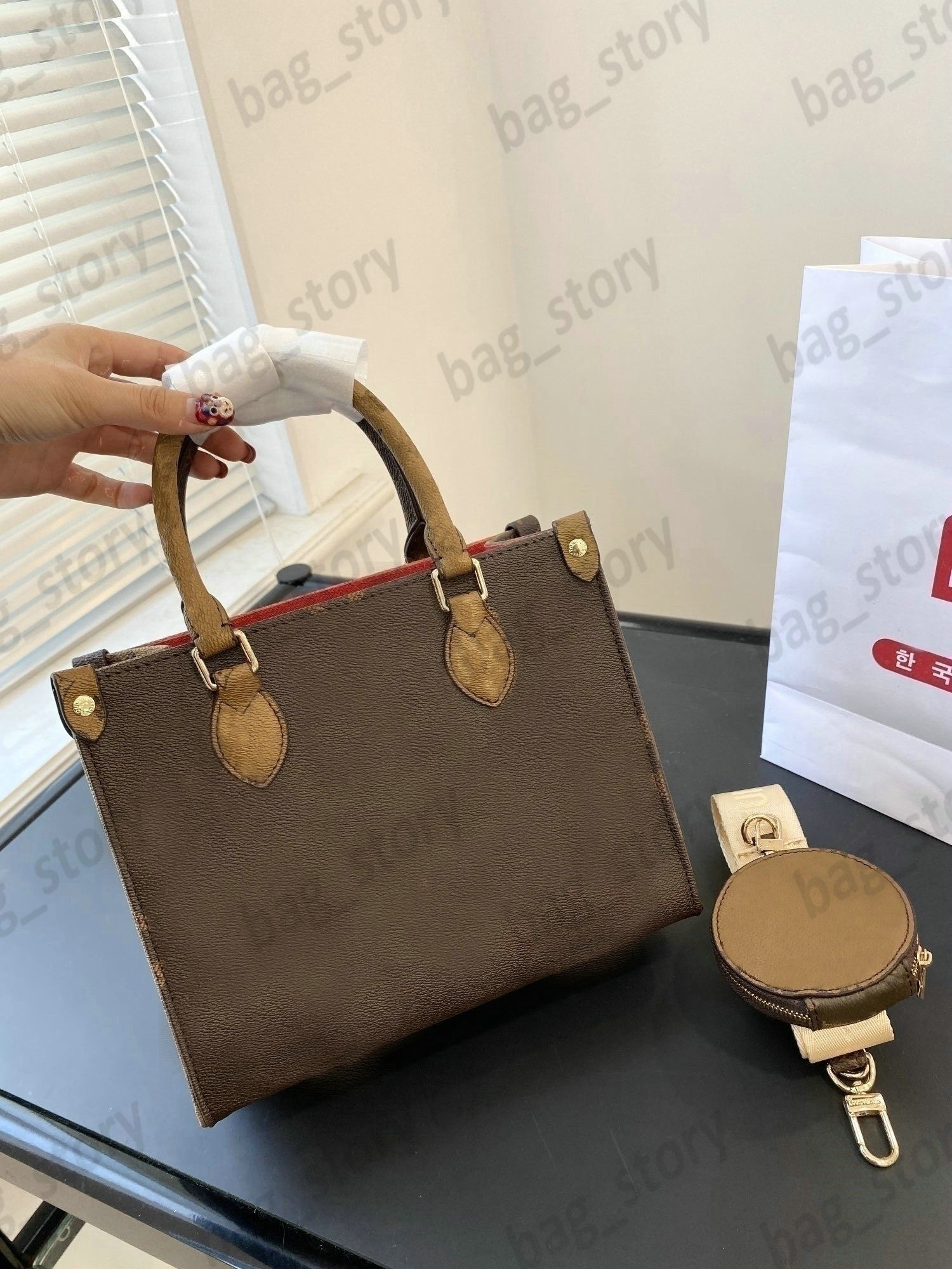 ONTHEGO X YK M46373 Ladys Leather Clutch Bags Detachable Round Coin Purse Luxury Design Dinner Bag M46380 M46373, Black
ONTHEGO X YK M46373 Ladys Leather Clutch Bags Detachable Round Coin Purse Luxury Design Dinner Bag M46380 M46373, Black