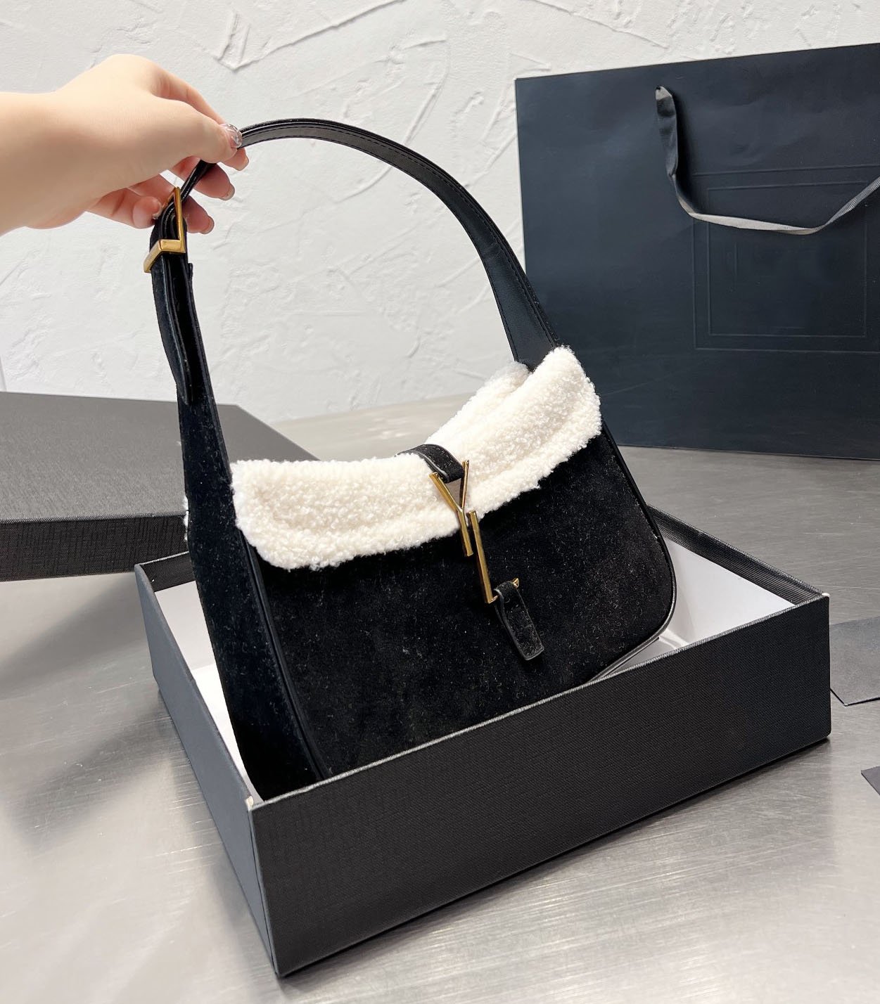 Women Cleo handbags Shoulder Bag Leather plush underarm bag Niche personality Quality Leather Advanced Fashion Lady Purses handbags, #6
Women Cleo handbags Shoulder Bag Leather plush underarm bag Niche personality Quality Leather Advanced Fashion Lady Purses handbags, #6