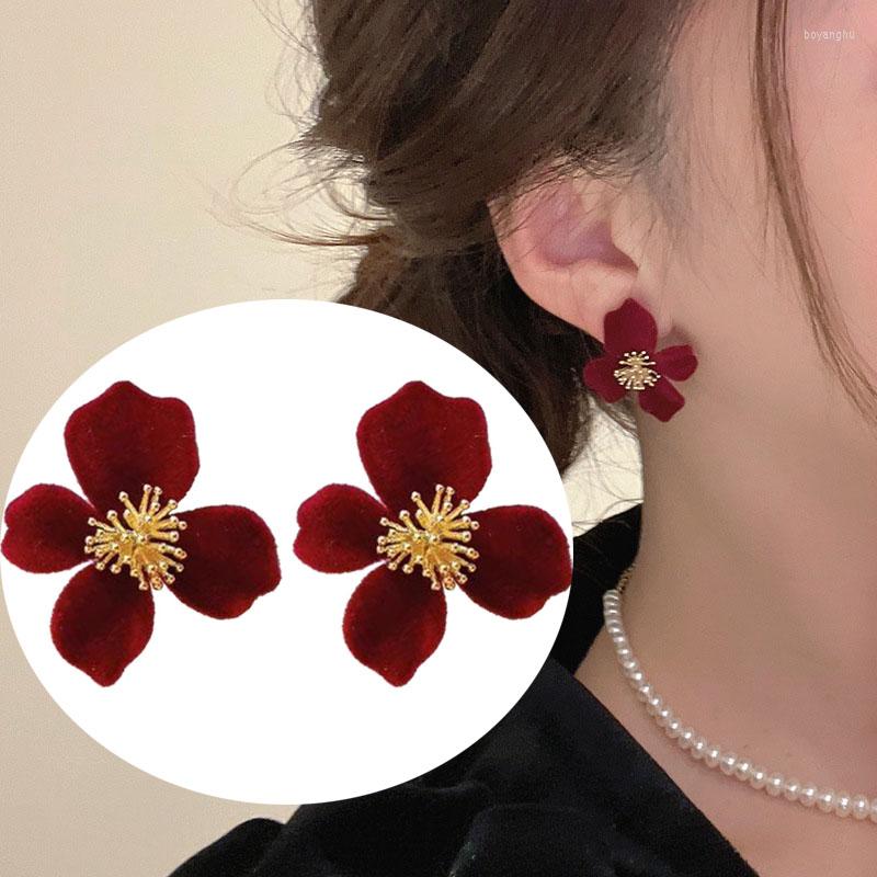 Stud Earrings Fashion Autumn And Winter Vintage Velvet Flower Temperament Elegant Personality
Stud Earrings Fashion Autumn And Winter Vintage Velvet Flower Temperament Elegant Personality