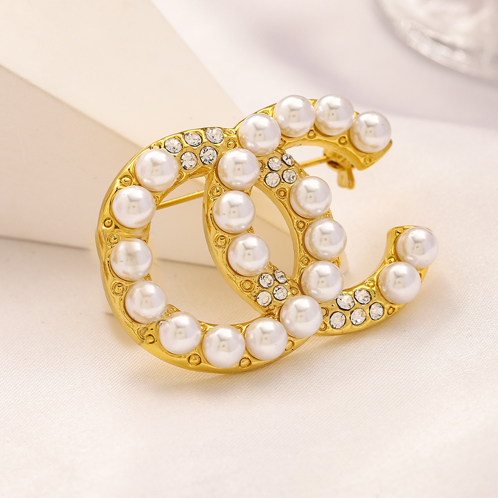 18K Gold Plated Brooches Brand Luxurys Design Diamond Brooch Women Stainless Steel Crystal Rhinestone Pearl Letter Brooches Suit Pin Women Jewelry Accessories
18K Gold Plated Brooches Brand Luxurys Design Diamond Brooch Women Stainless Steel Crystal Rhinestone Pearl Letter Brooches Suit Pin Women Jewelry Accessories