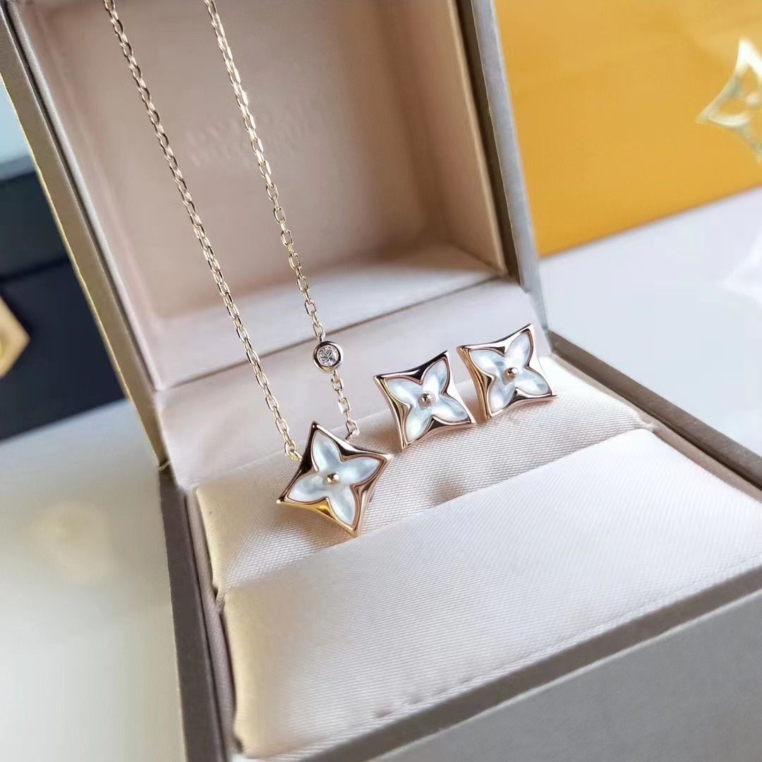 2023-clover designer brand luxury pendant necklaces for women mother of pearl 4 leaf flower choker necklace jewelry gift original box packing
2023-clover designer brand luxury pendant necklaces for women mother of pearl 4 leaf flower choker necklace jewelry gift original box packing