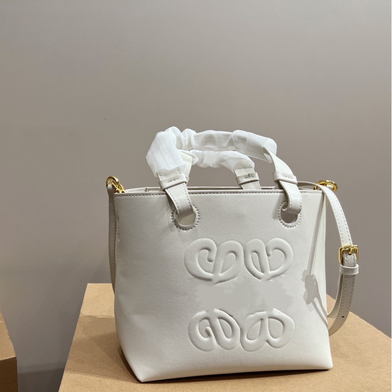 New designer hand bag leather large capacity Tote bag fashionable European and American style commuter women's bag, White 23cm
New designer hand bag leather large capacity Tote bag fashionable European and American style commuter women's bag, White 23cm