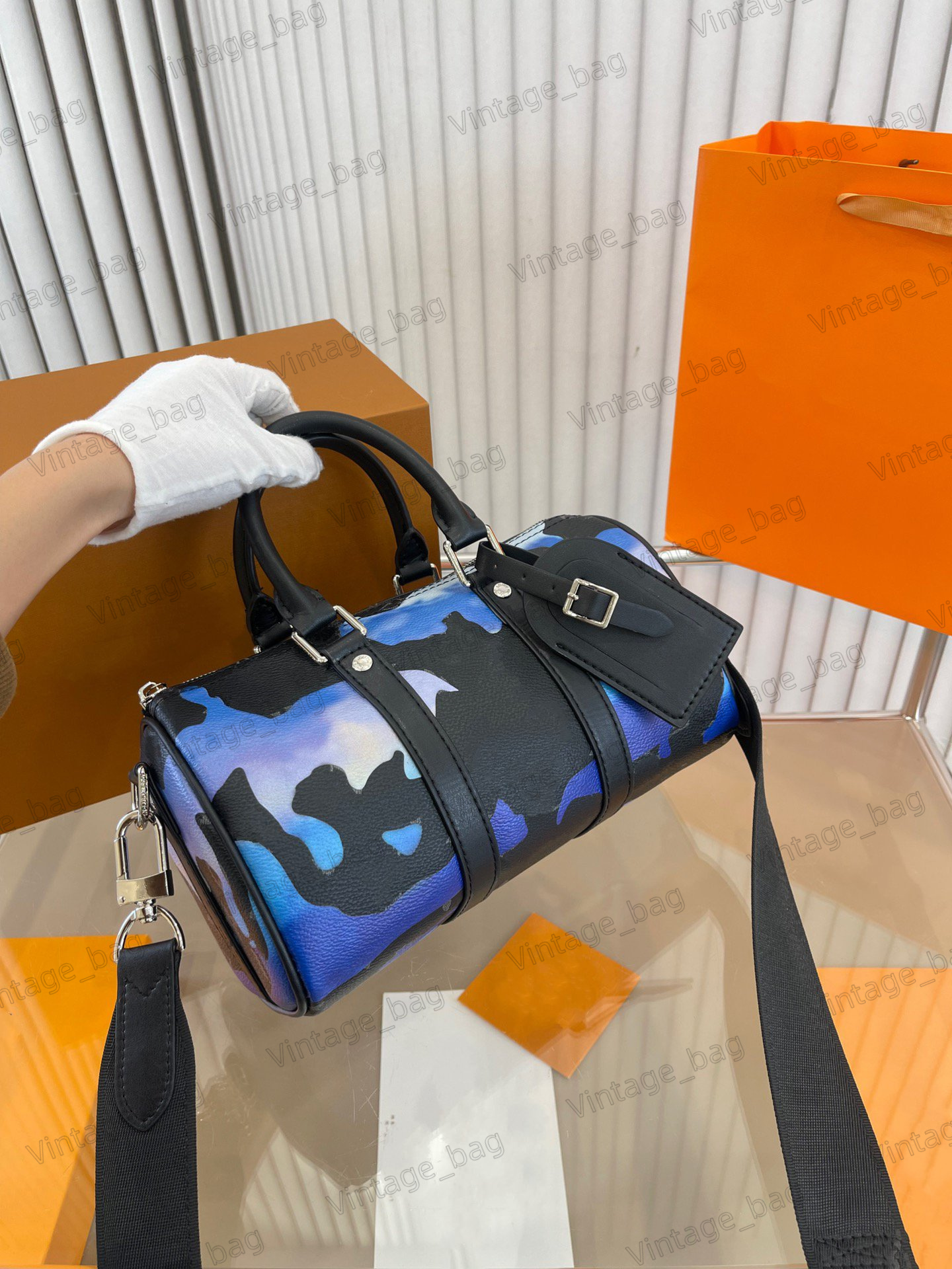 Cross Body Keepall 25 Travel Bag Unisex Handle Bag Designer Hand Bags with Removable Strap Leather Name Tag Blue and Purple Sunrise Shoulder
Cross Body Keepall 25 Travel Bag Unisex Handle Bag Designer Hand Bags with Removable Strap Leather Name Tag Blue and Purple Sunrise Shoulder