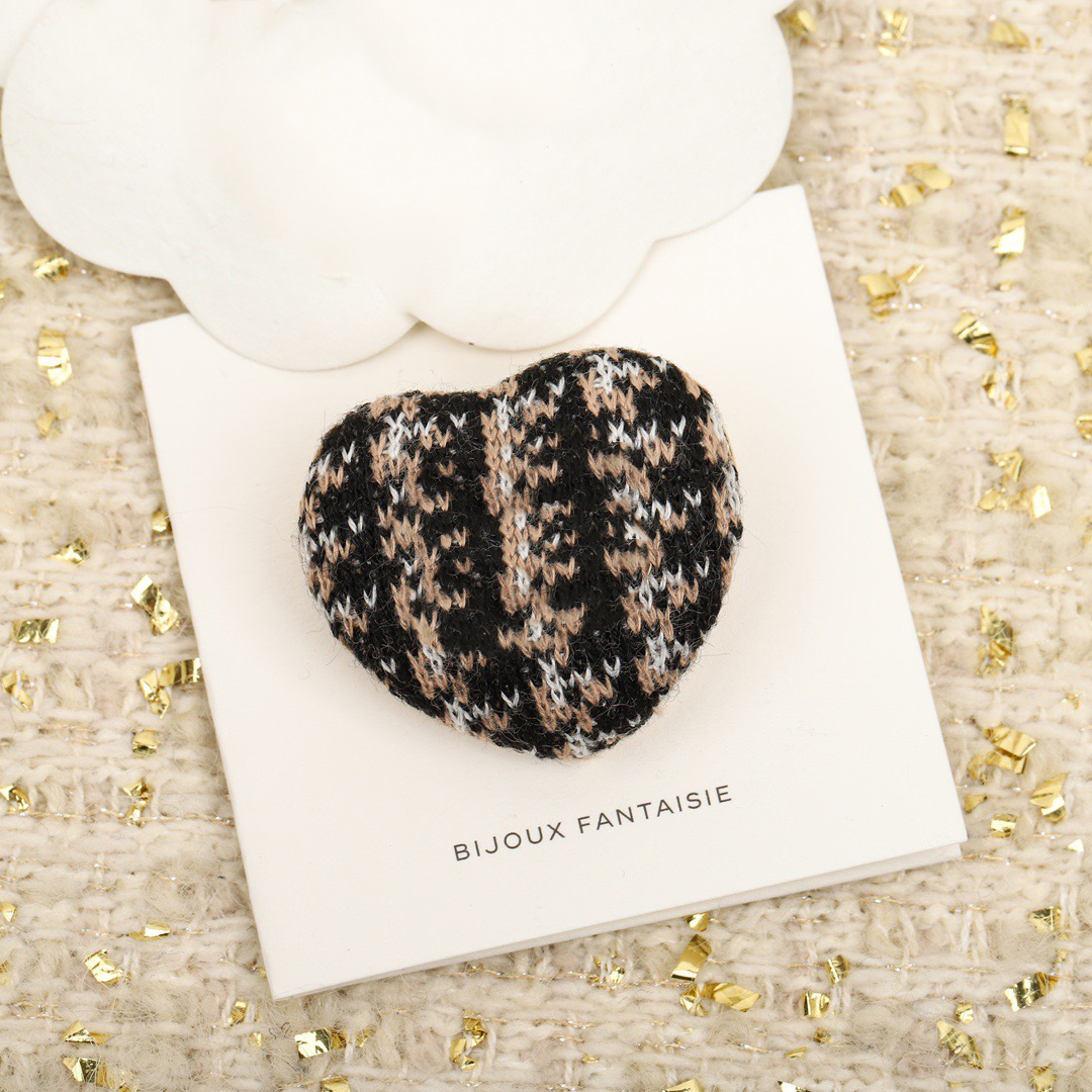 2020 New Hot Brand Fashion Jewelry Black Leather Heart Brooches Fashion Party Sweater Brooches C Name Stamp Vintage Gold Brooches
2020 New Hot Brand Fashion Jewelry Black Leather Heart Brooches Fashion Party Sweater Brooches C Name Stamp Vintage Gold Brooches