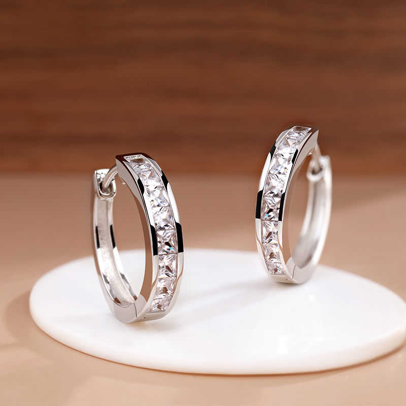 Charm Super flash Mosang imitation pure silver earring buckle light luxury high-grade earrings 2023 new style
Charm Super flash Mosang imitation pure silver earring buckle light luxury high-grade earrings 2023 new style