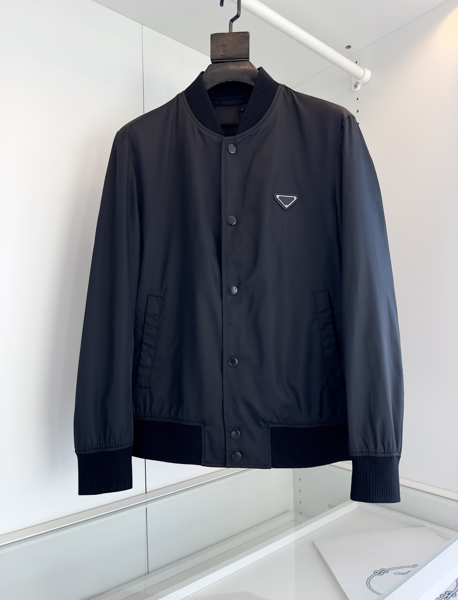 2023 new mens baseball collar jacket stylish single breasted Asian size luxury brand designer casual black short jacket
2023 new mens baseball collar jacket stylish single breasted Asian size luxury brand designer casual black short jacket