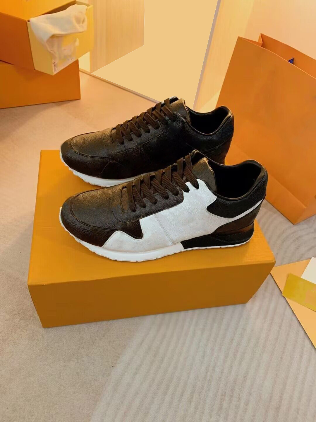 White Run Away Shoes Luxury Designers Leather Sneakers Classical Outdoor Shoe Cheap Discount Trainers
