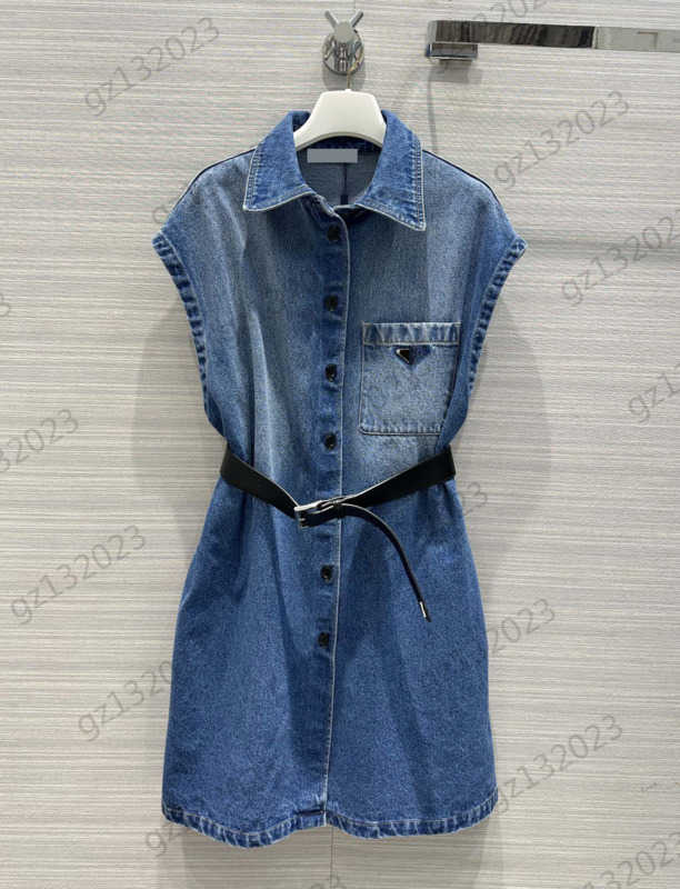 Denim Dress Front Triangle Logo Decorative Pocket Sleeveless Shirt Dresses Leather Belt Slim Skirt Spread Slit Maxiskit Classic Casual Womens Dress 1970
Denim Dress Front Triangle Logo Decorative Pocket Sleeveless Shirt Dresses Leather Belt Slim Skirt Spread Slit Maxiskit Classic Casual Womens Dress 1970