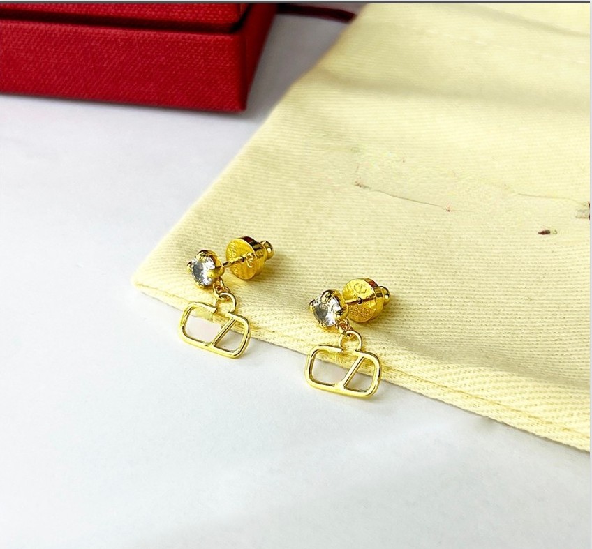 Designer Earring Letter V Logo Stud Earing Luxury Women Fashion Hoop Jewelry Metal V Earring 2023
Designer Earring Letter V Logo Stud Earing Luxury Women Fashion Hoop Jewelry Metal V Earring 2023