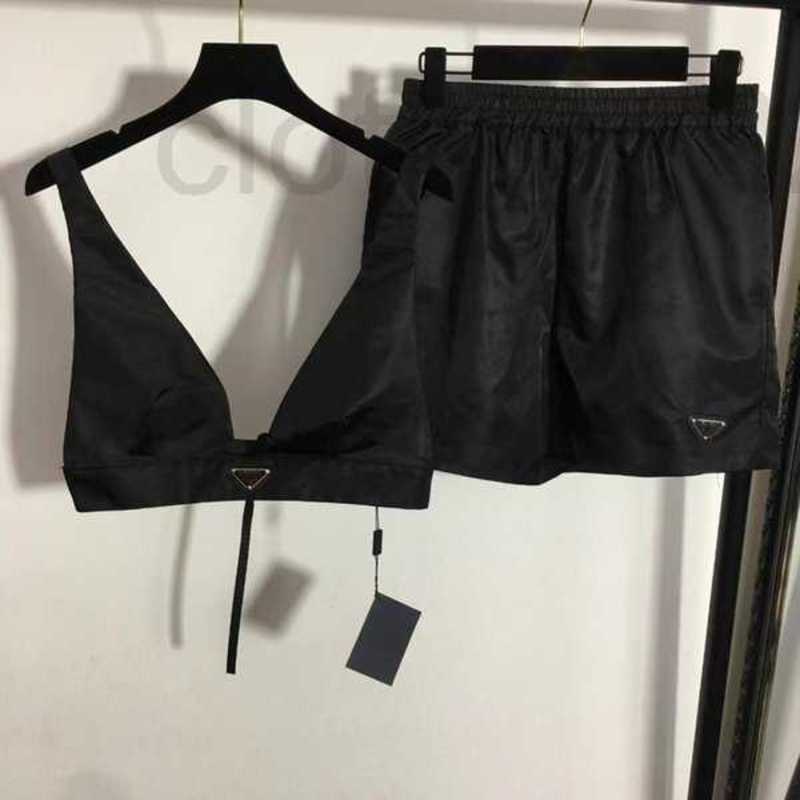 designer Women's Two Piece Pants Set With Triangle Metal V Neck Vest Mini Short Streetwear Fashion Crop Top 22ss New Tracksuit NMV8, Black
designer Women's Two Piece Pants Set With Triangle Metal V Neck Vest Mini Short Streetwear Fashion Crop Top 22ss New Tracksuit NMV8, Black
