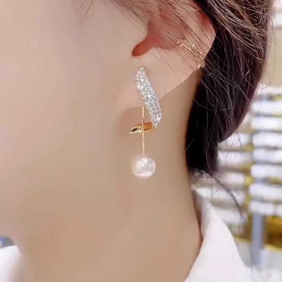 Charm 2023 new fashion 925 sterling silver needle temperament pearl women's advanced feeling a pair of tassel net red earrings
Charm 2023 new fashion 925 sterling silver needle temperament pearl women's advanced feeling a pair of tassel net red earrings