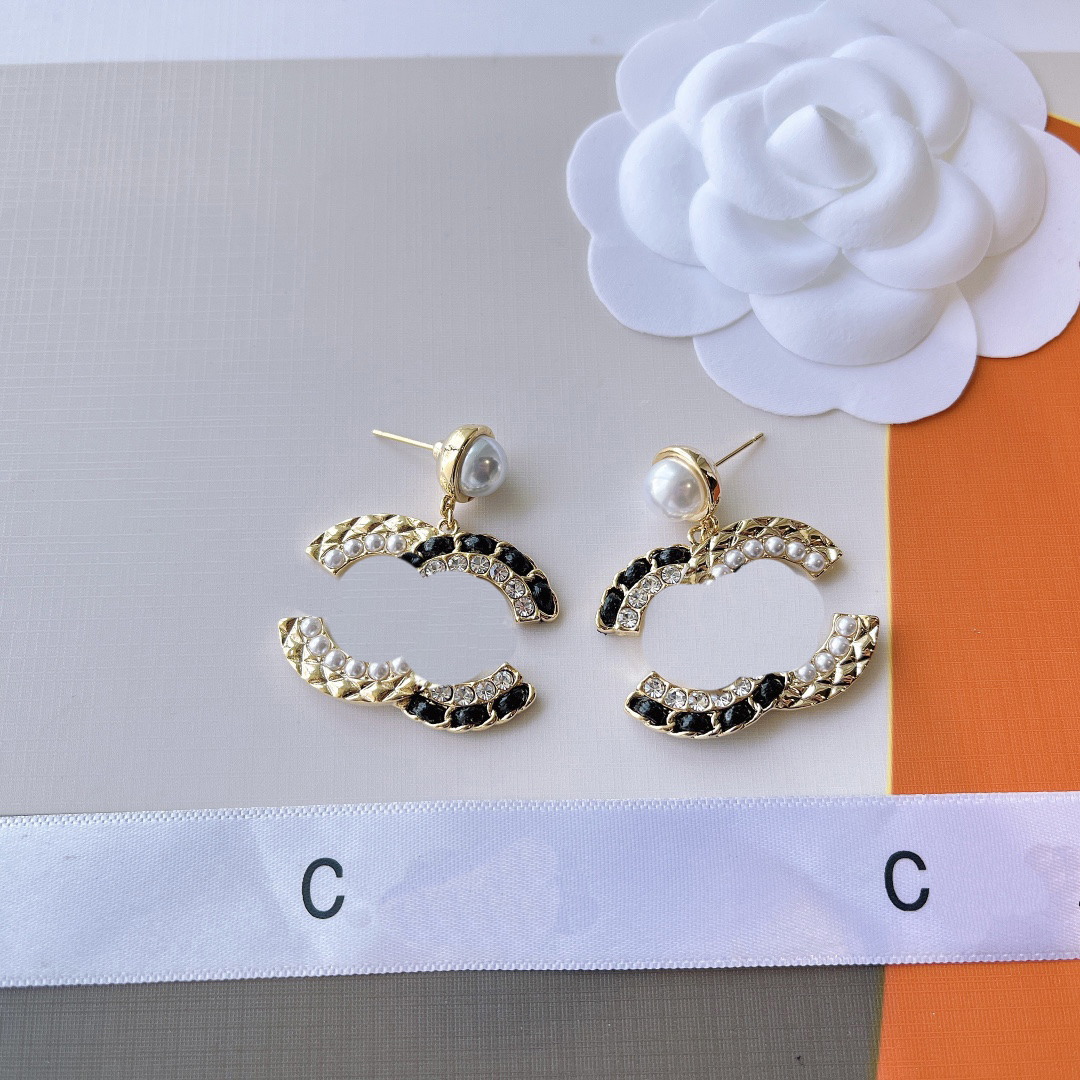 Charm Designer Earrings Luxury Earring Fashion Jewelry Girl Pearl Diamond Pattern Woven Earrings Famous Brand Accessories Wedding Party Gift Box Package
Charm Designer Earrings Luxury Earring Fashion Jewelry Girl Pearl Diamond Pattern Woven Earrings Famous Brand Accessories Wedding Party Gift Box Package