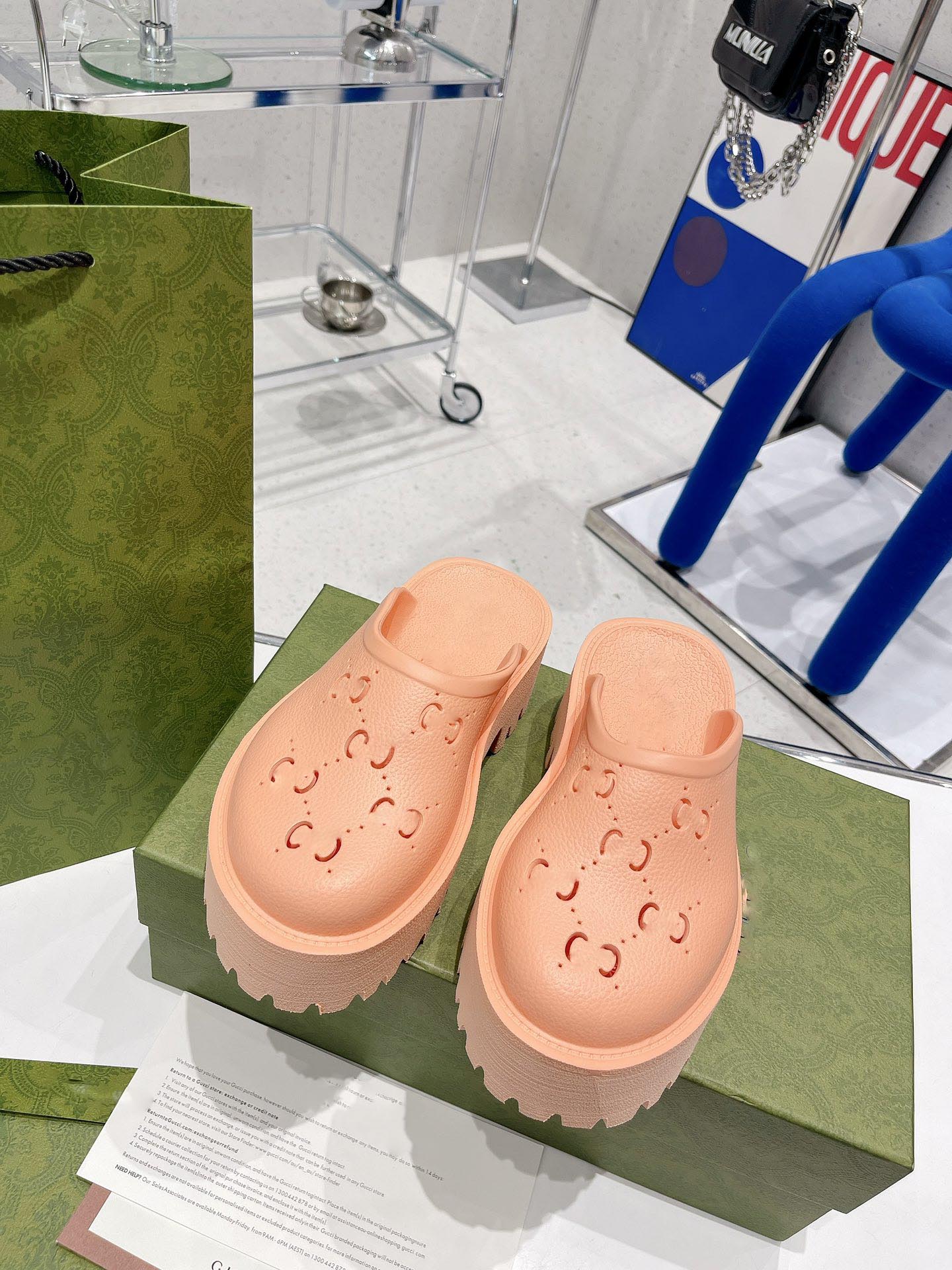 2023 Perforated Designer Sandals Luxury Platform Slide Hollow Pattern Slippers Transparent Materials Sandal Rubber Flats Slipper
2023 Perforated Designer Sandals Luxury Platform Slide Hollow Pattern Slippers Transparent Materials Sandal Rubber Flats Slipper
