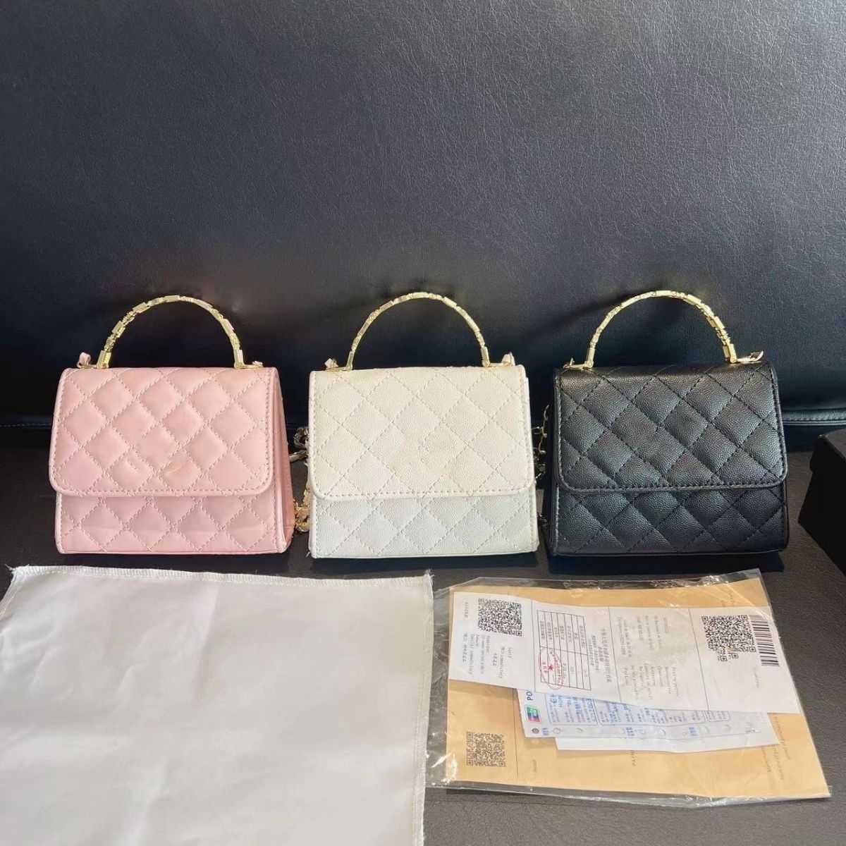 Luxury Designer bags Handbag Shoulder Bag Tote bag Small Fragrant Wind Enamel Colored Diamond Portable Caviar Package Shoulder Chain Square Bag Factory Direct Sale, Pink size15x13x5cm
Luxury Designer bags Handbag Shoulder Bag Tote bag Small Fragrant Wind Enamel Colored Diamond Portable Caviar Package Shoulder Chain Square Bag Factory Direct Sale, Pink size15x13x5cm