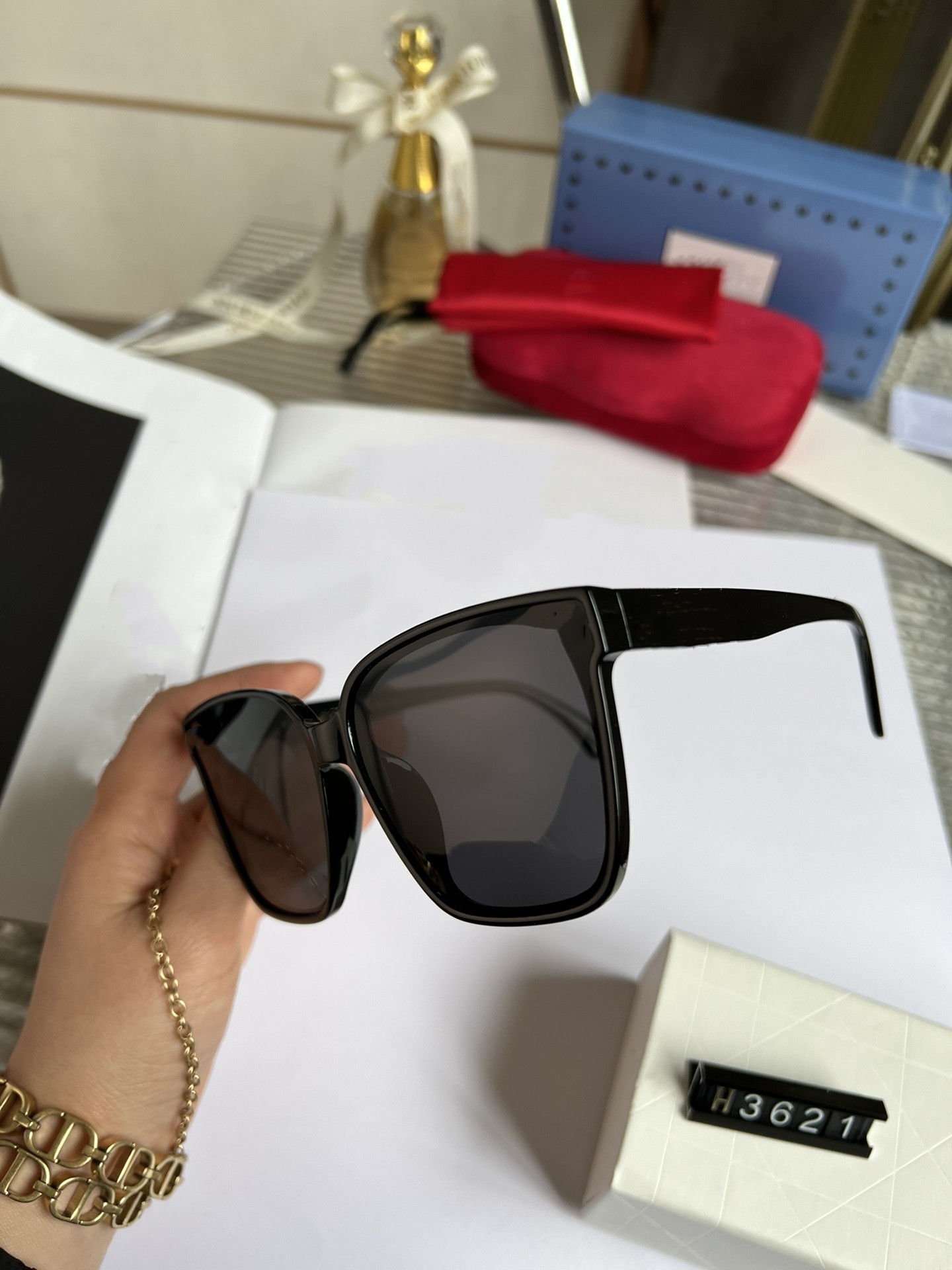 Top luxury Sunglasses polaroid lens designer womens Mens Goggle senior Eyewear For Women eyeglasses frame Vintage Metal Sun Glasses With Box3621
Top luxury Sunglasses polaroid lens designer womens Mens Goggle senior Eyewear For Women eyeglasses frame Vintage Metal Sun Glasses With Box3621