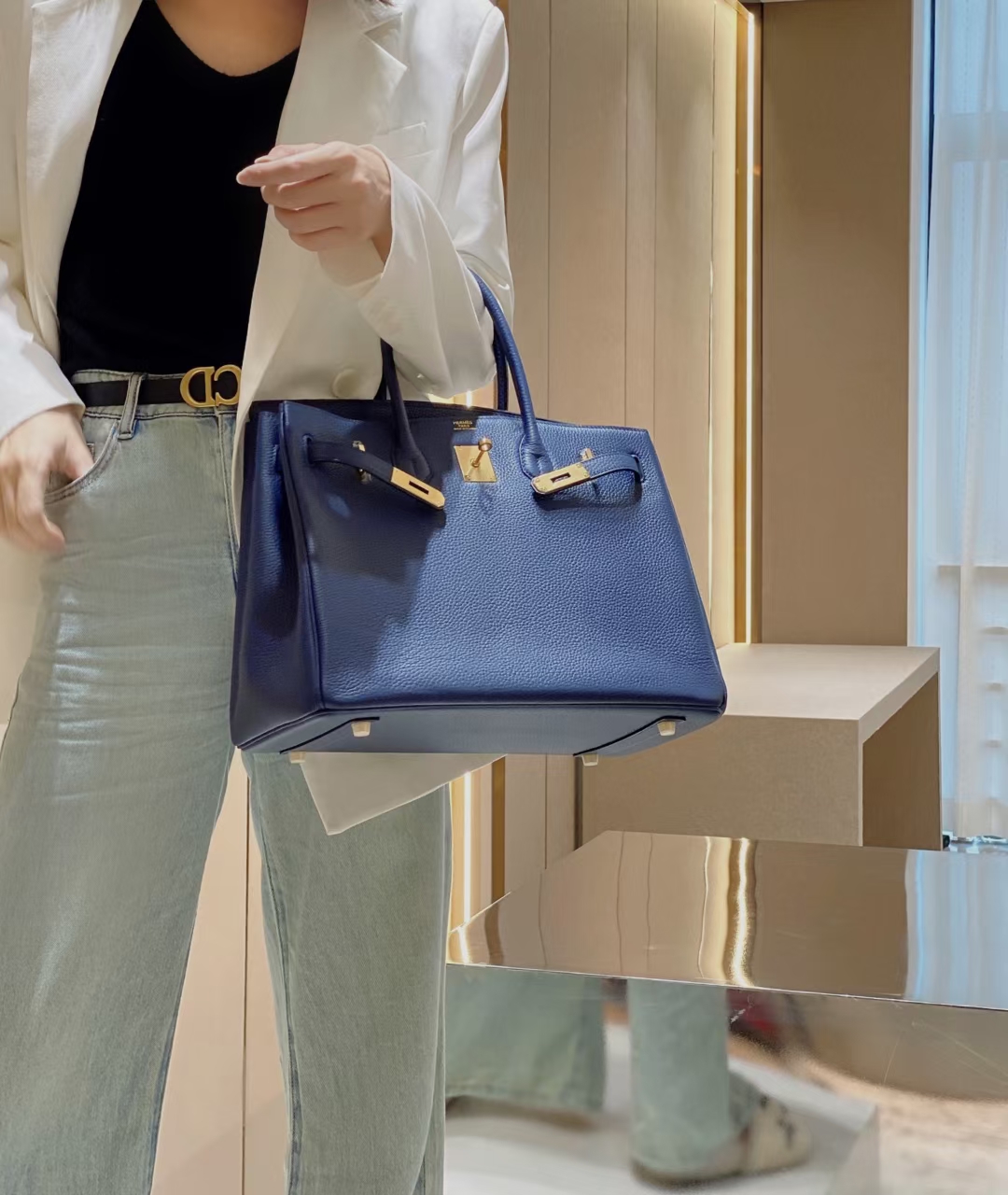 Birkin30cm ck73 bag Sapphire blue Golden buckle togo , the color scheme of looks more formal.
Birkin30cm ck73 bag Sapphire blue Golden buckle togo , the color scheme of looks more formal.