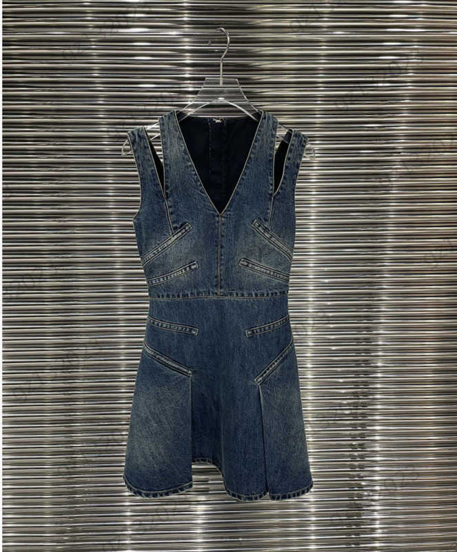 Denim Dress Shoulder Strap Slit Design Sleeveless V-neck Dress Back Zipper Corset Waist Slimming Maxiskit Spring Autumn Joker Dresses For Women 1970
Denim Dress Shoulder Strap Slit Design Sleeveless V-neck Dress Back Zipper Corset Waist Slimming Maxiskit Spring Autumn Joker Dresses For Women 1970